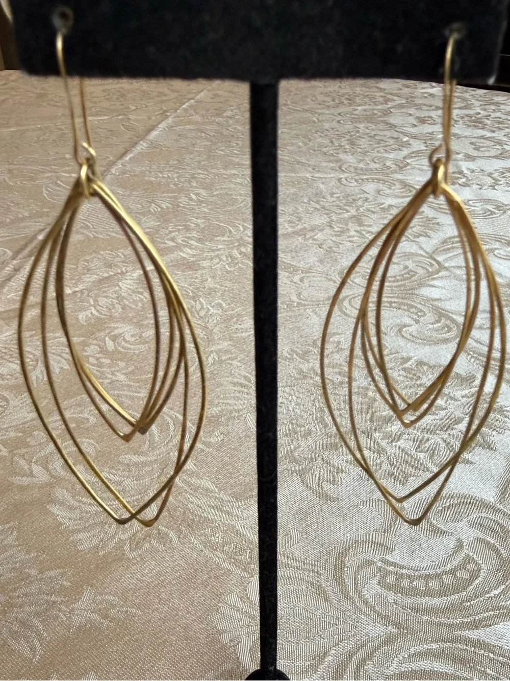NWOT  Leaf Dangle Earrings